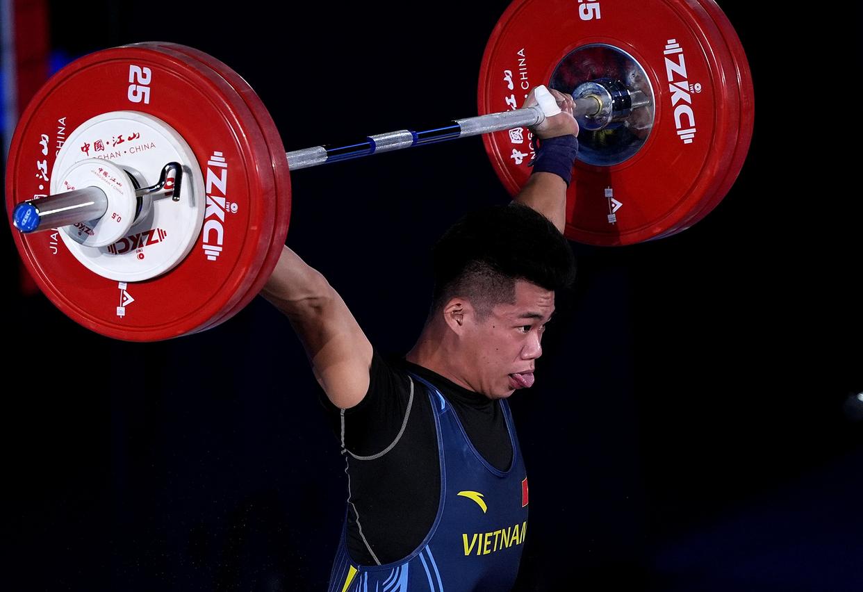 阿尔及利亚选手登上拳击男子75公斤级半决赛颁奖台 阿尔及利亚选手登上拳击男子75公斤级半决赛颁奖台