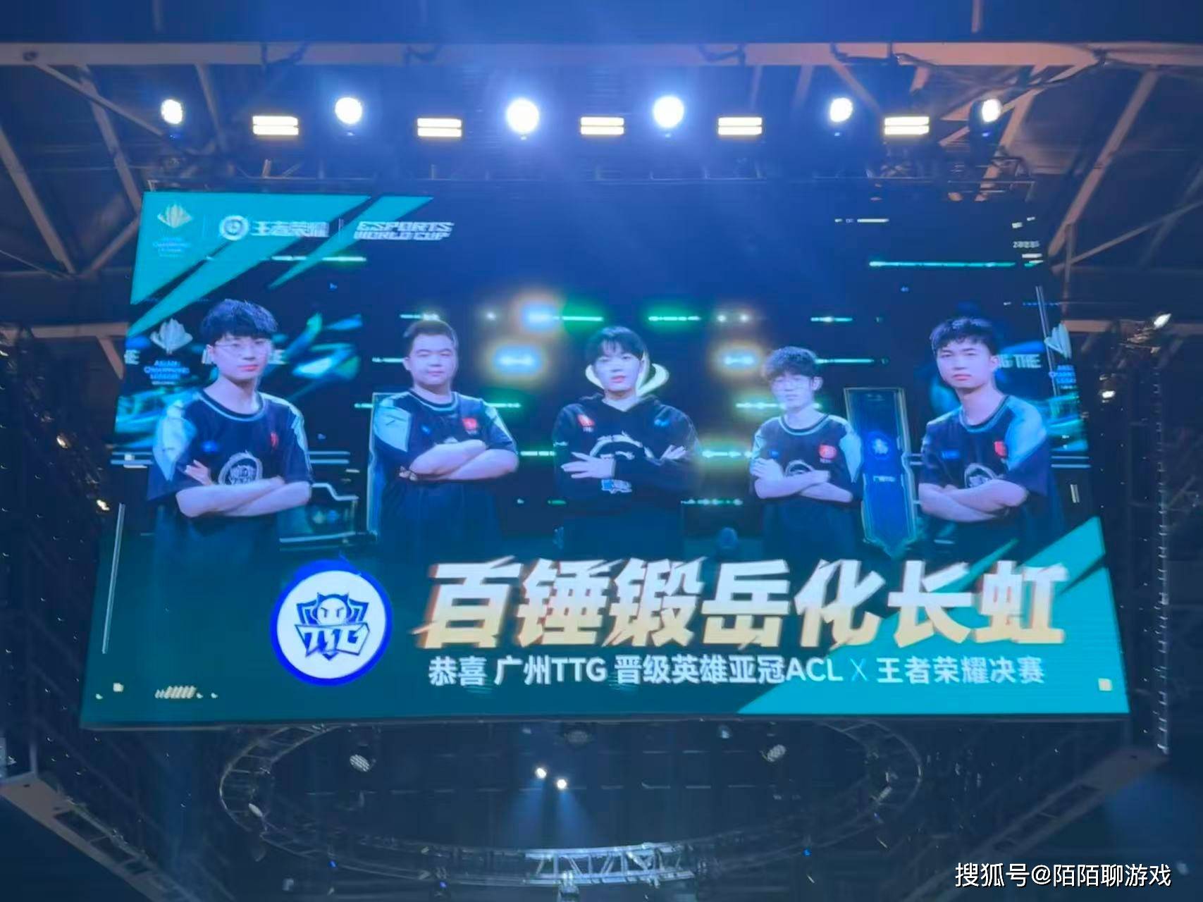 FPX力克NS，Chovy团战一打五半决赛3:1（深圳）