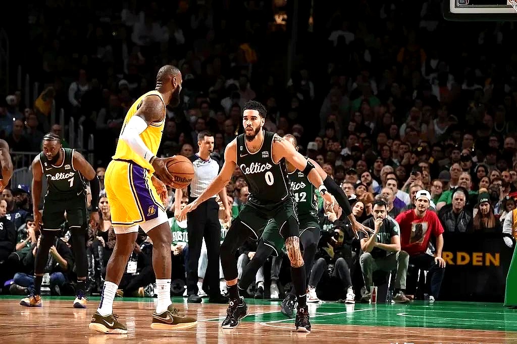 关于凯尔特人横扫湖人，恩比德高光表现的信息